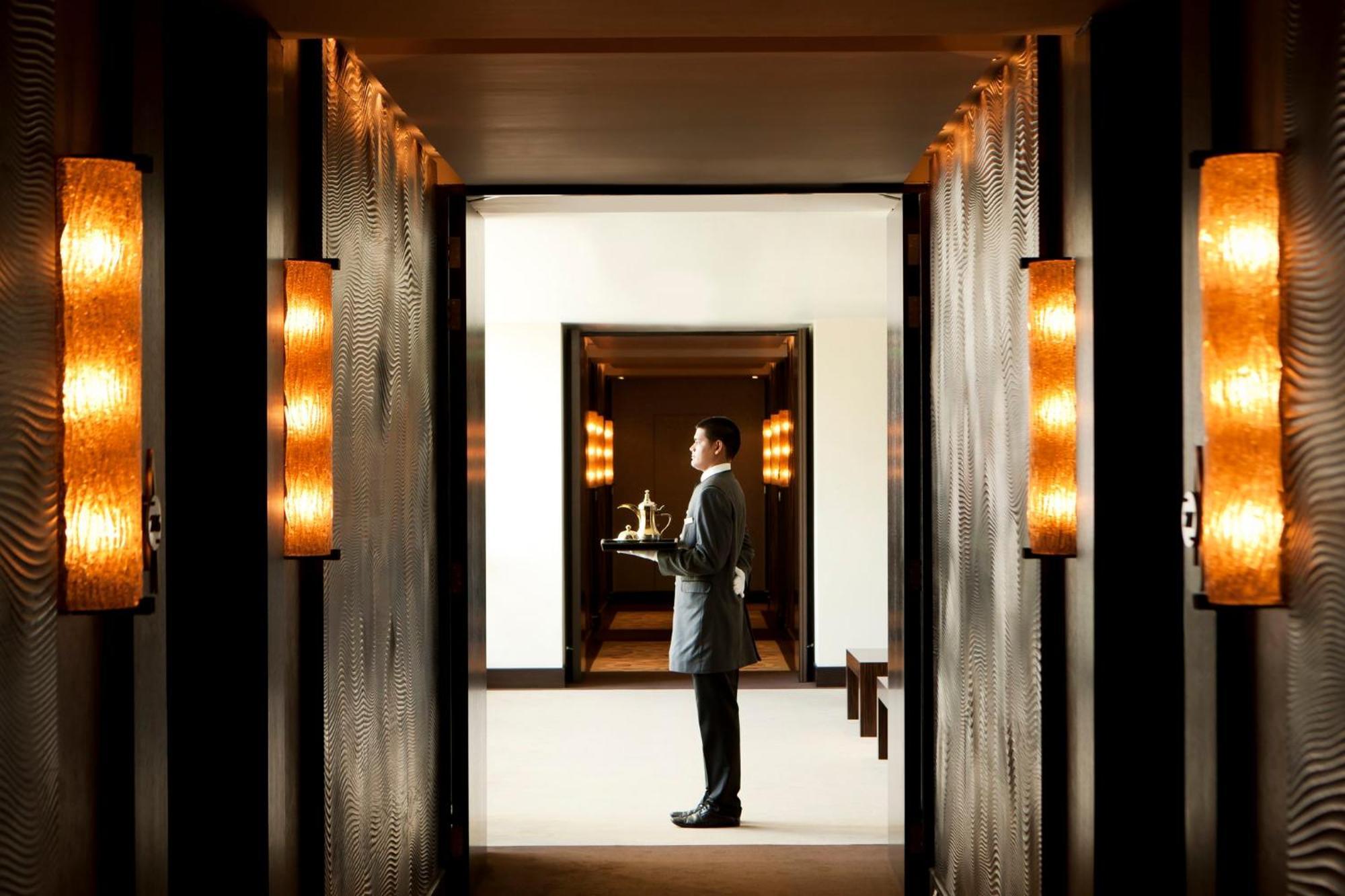 Mandarin Oriental Al Faisaliah, Ριάντ Εξωτερικό φωτογραφία A butler at the Mandarin Oriental, Hong Kong